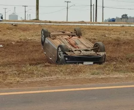  Motorista Perde Controle e Capota Carro Modelo Corolla na BR-364 