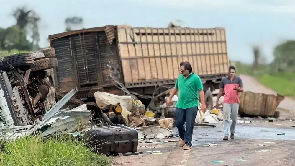 Acidente grave entre caminhões e carro na BR-364 deixa um morto e três feridos em Rondônia