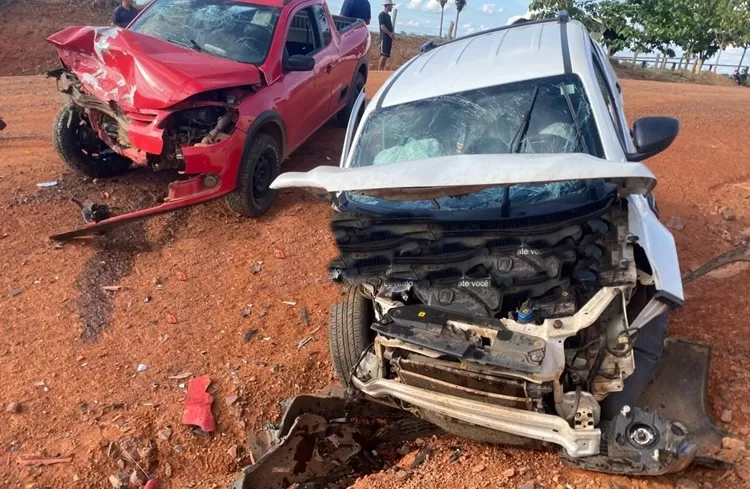 Fiat Strada e VW Saveiro Colidem de Frente na Linha 612, Deixando Quatro Feridos