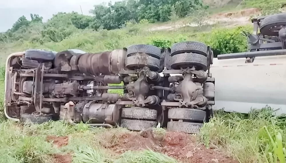 Vídeo: Caminhão-Tanque Tomba na BR-364 Derramando Combustível e Causando Congestionamento 