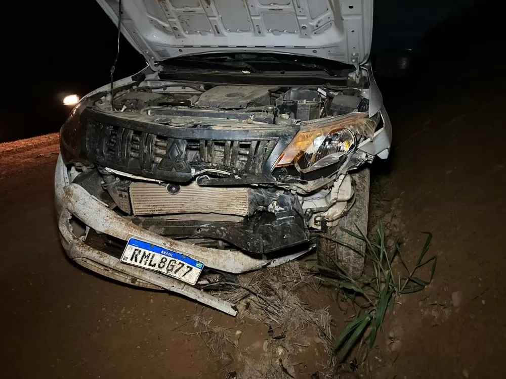 Vídeo Tragédia na Linha 608: Casal fica gravemente ferido em colisão brutal entre Fiat Uno e caminhonete 