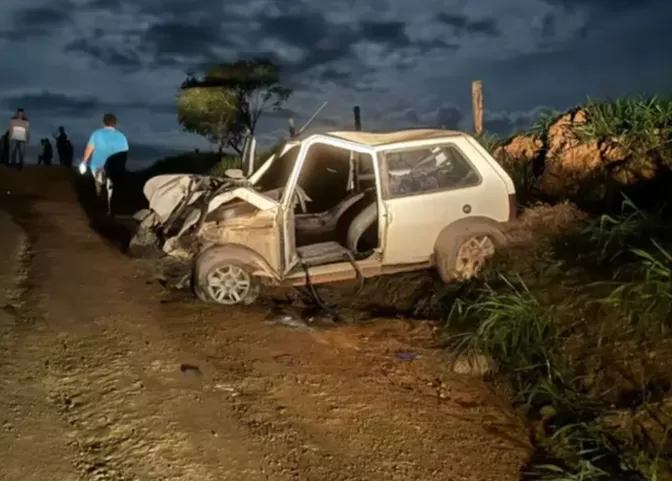Casal fica gravemente ferido em acidente entre carro e caminhonete na Linha 608