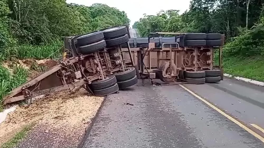 Vídeo: Acidente entre carretas faz veículo tombar na BR-364 próximo a Vilhena