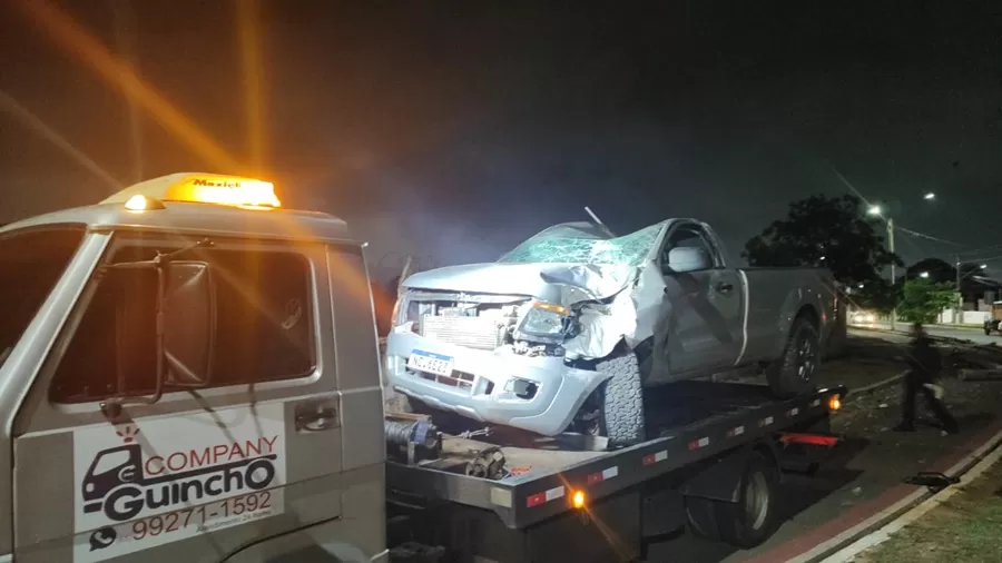 Vídeo: Motorista embriagado bate em poste de iluminação pública e acaba detido 