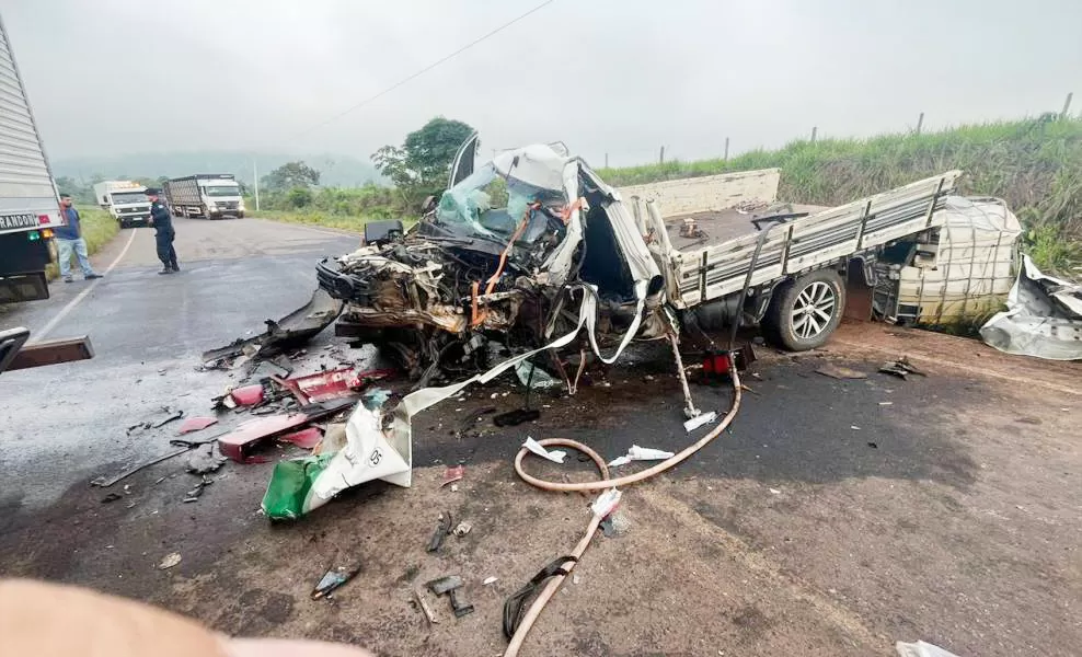 Vídeo trágico na BR-364: Motorista morre após carreta invadir pista e colidir com picape em Chupinguaia