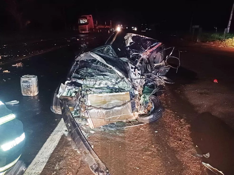 Motorista morre após desviar de moto e ser esmagado por dois caminhões na BR-364 