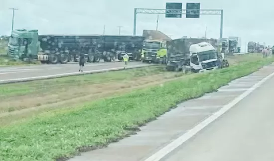 Carreta tomba e carga se espalha na BR-364, causando interdição parcial da pista em Campo Verde