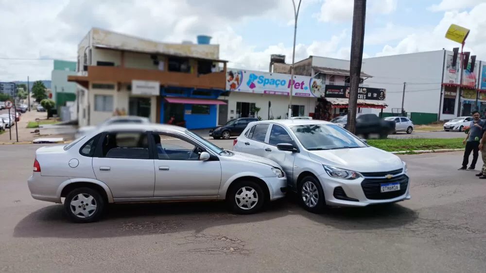 Acidente na Avenida Belo Horizonte em Cacoal deixa danos materiais