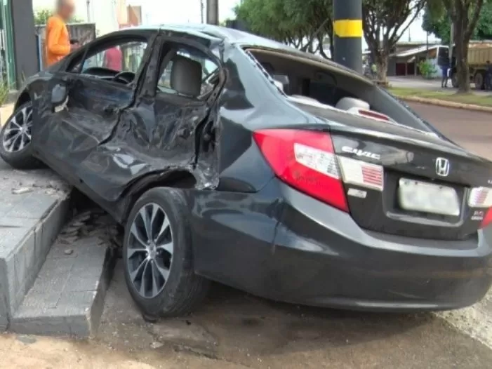 Caminhão Colide com Automóvel e Deixa Veículo Destruído em Cacoal na Avenida 7 de Setembro