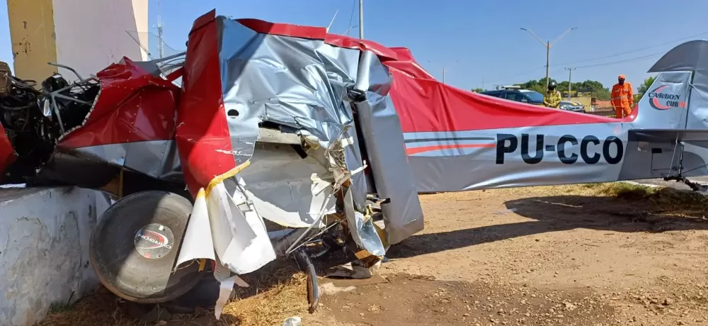 Avião Colide com Van e Moto Antes de Cair em Teresina, Deixando Dois Feridos
