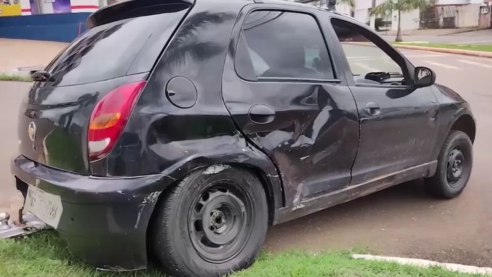 Colisão Entre Dois Veículos em Cruzamento de Cacoal Deixa Carro Sobre Canteiro Central
