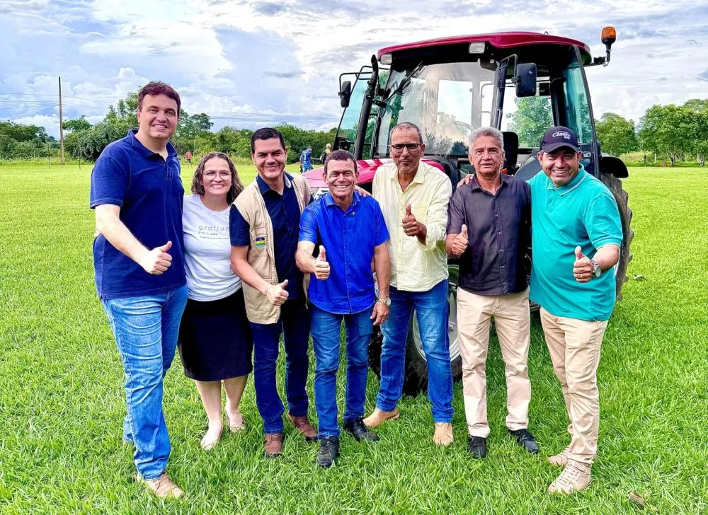 Cássio Gois Comemora Aniversário de Rondônia com Entrega de Trator a Agricultores de Cacoal