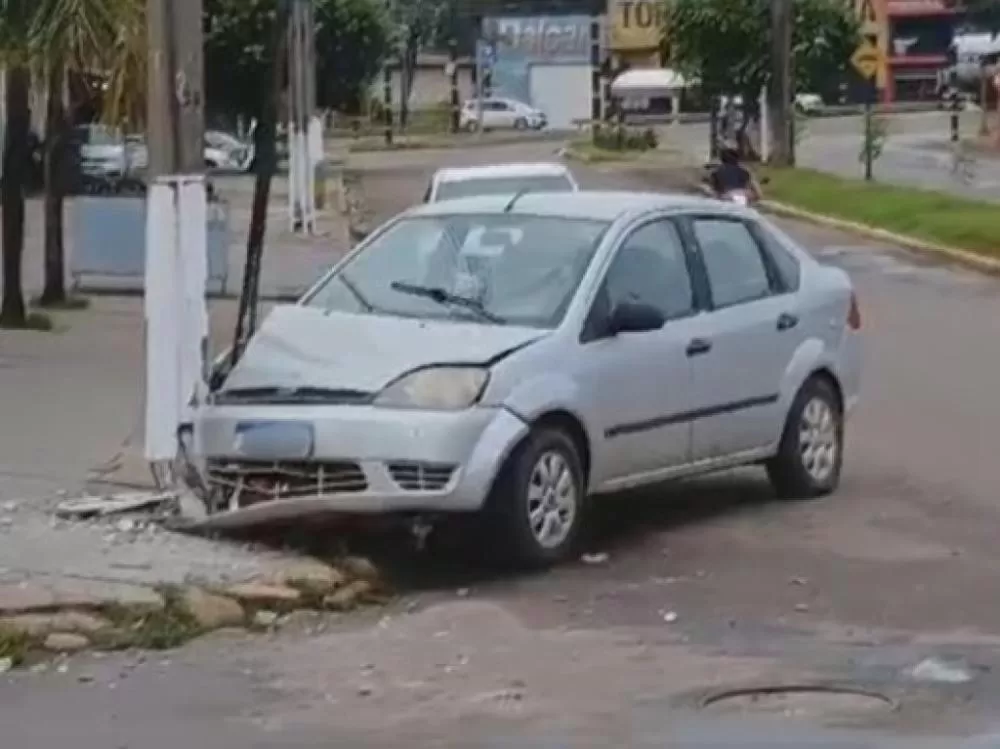 Acidente em Cacoal: Automóvel Colide com Poste e Deixa Trânsito Parcialmente Interrompido na Avenida Belo Horizonte