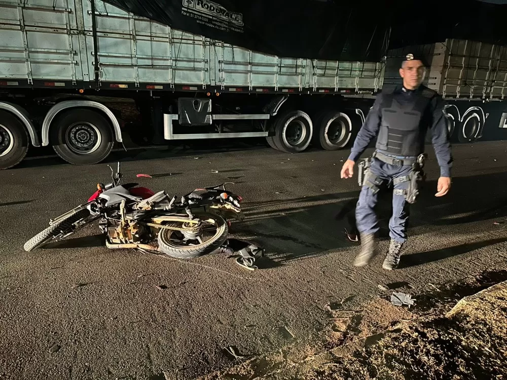 Motociclista Tem Perna Parcialmente Arrancada em Colisão com Carreta Parada na BR-364
