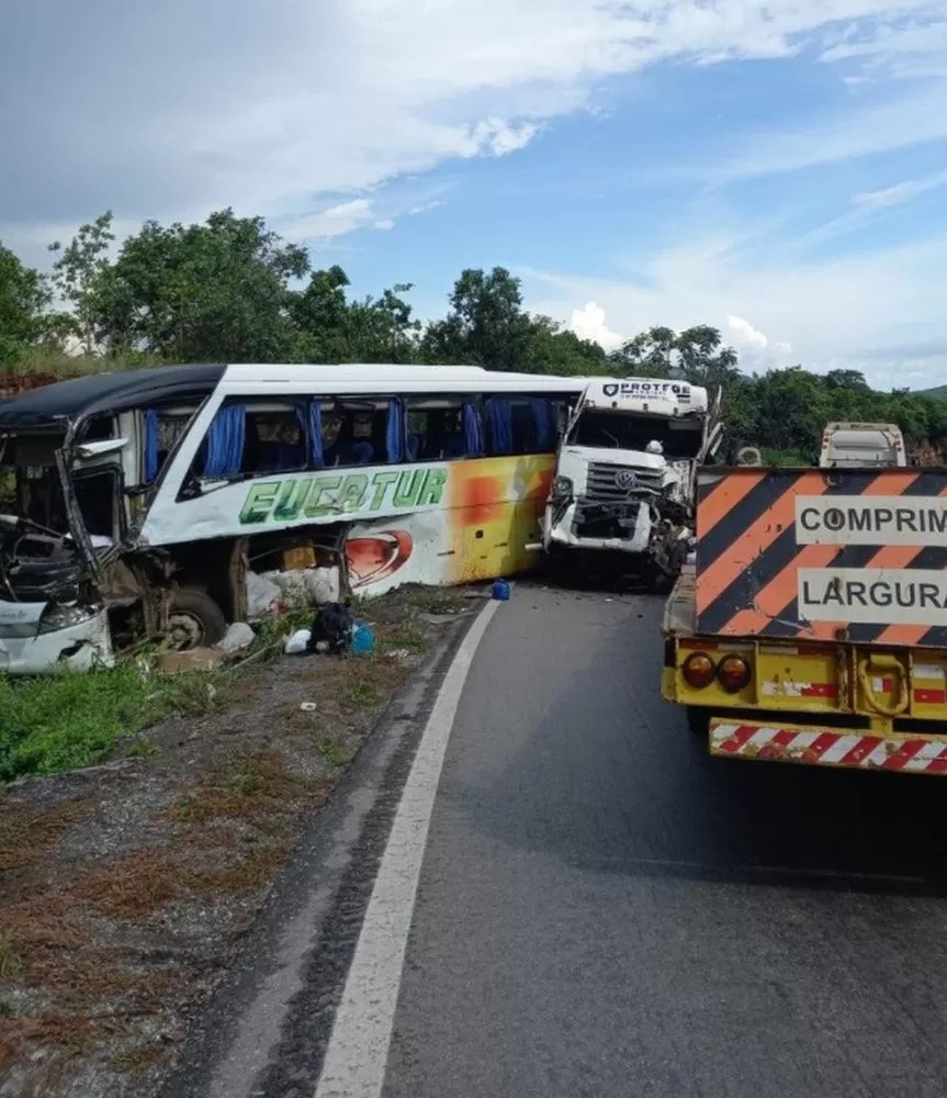 Vídeo: 19 Ficam Gravemente Feridas em Colisão Entre Ônibus da Eucatur e Caminhão na BR-070