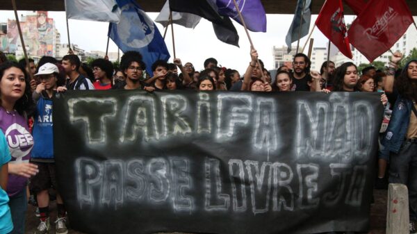 estudantes-protestam-contra-alta-na-tarifa-do-transporte-por-trilhos