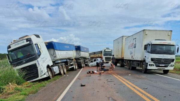 Fatal colisão entre carreta e carro de passeio em Rondônia choca a população.