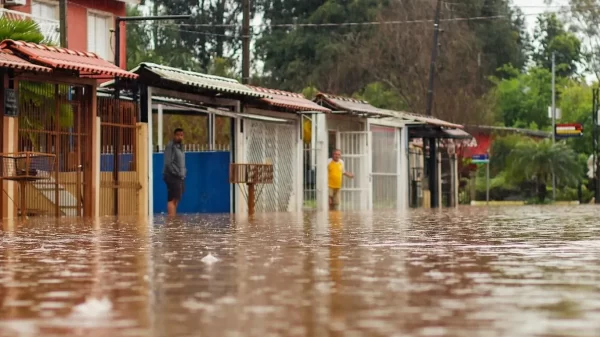 Lula anuncia auxílio financeiro de R$ 5.100 para famílias afetadas por enchentes no RS