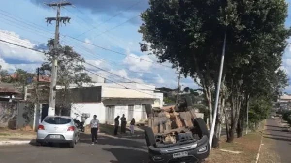 Acidente na Avenida Guaporé em Cacoal: Carro Tomba após Colisão